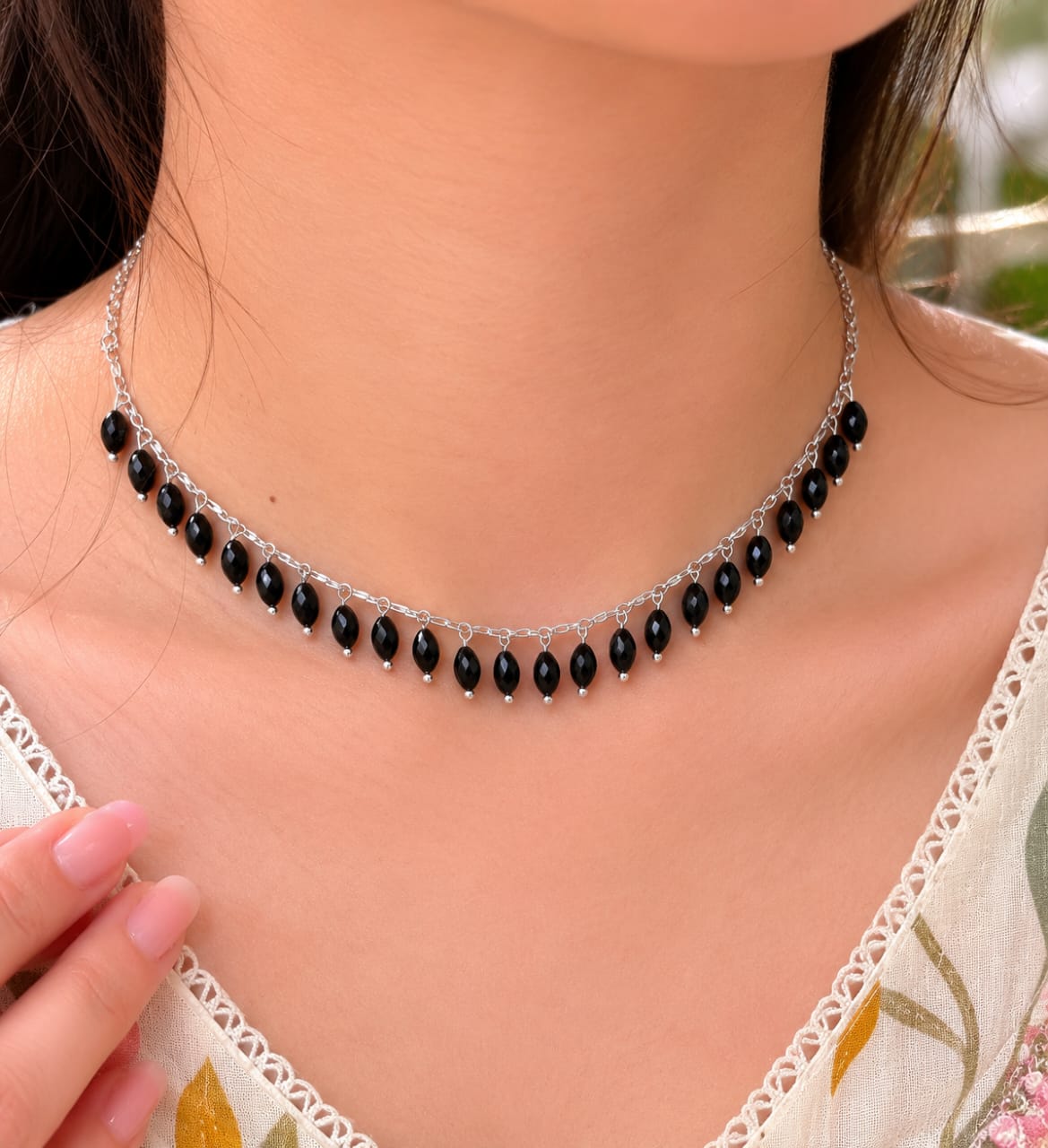 choker-style piece