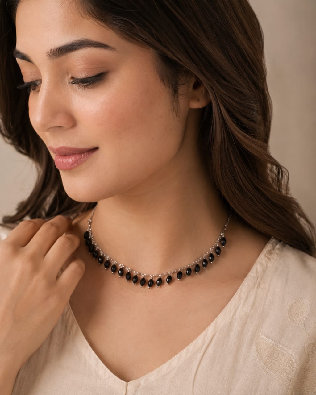 choker-style piece