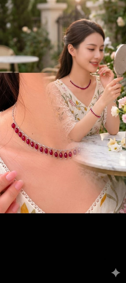 choker-style piece